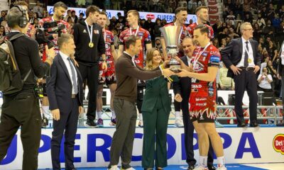 Il governatore del Fvg Fedriga premia il Sir Susa Vim Perugia, nelle mani del capitano Simone Giannelli