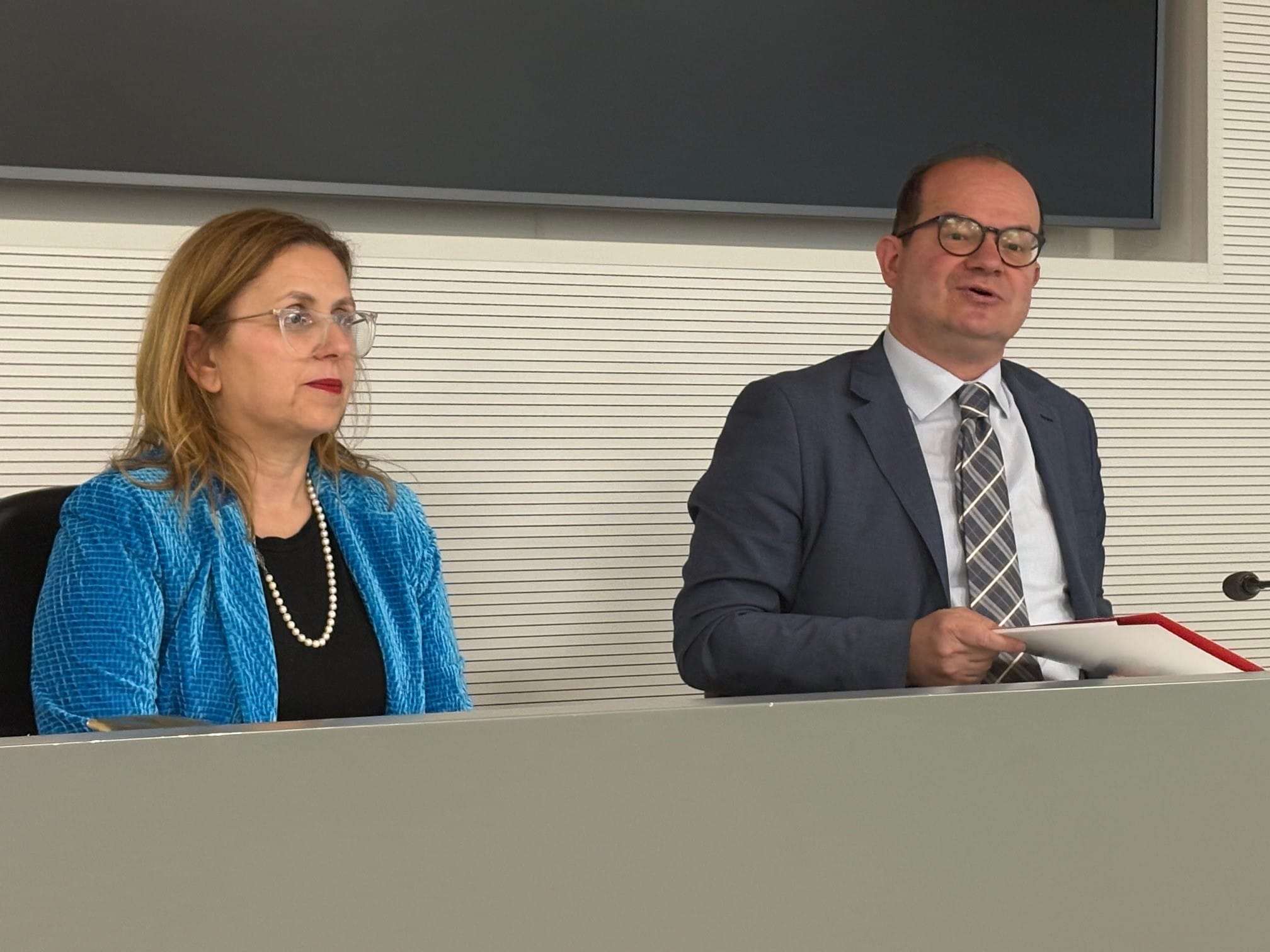 Il vicepresidente della Regione con delega alla Cultura, Mario Anzil, con la direttrice genrale di Erpac, Lydia Alessio - Vernì