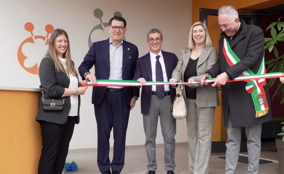 L'assessore Cristina Amirante (la seconda da destra) al taglio del nastro