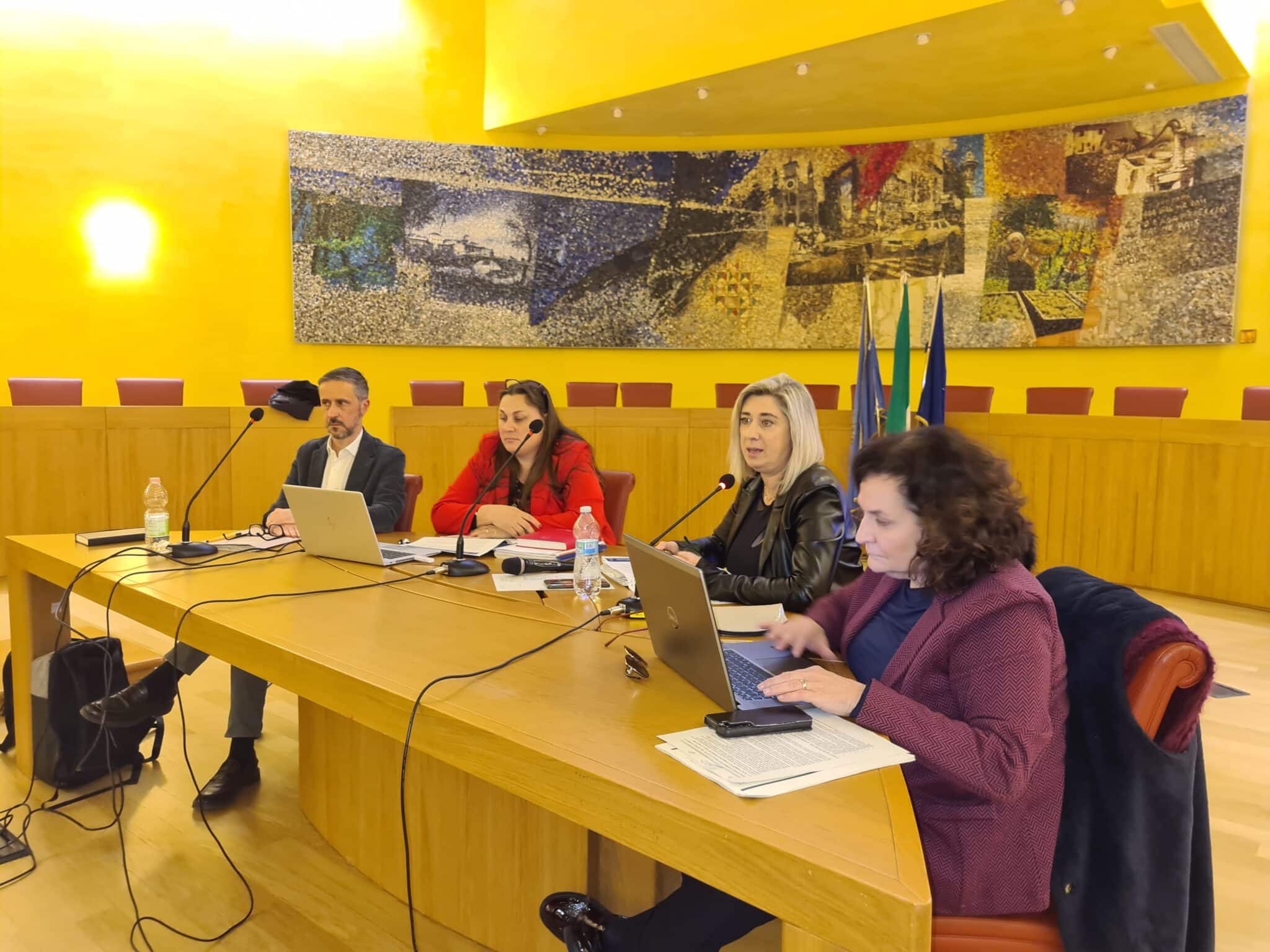 L'assessore regionale Cristina Amirante (al centro) nel suo intervento all'intro sul futuro Piano di governo del territorio