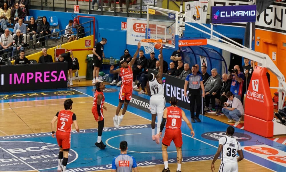 Mekowulu a canestro contro Varese