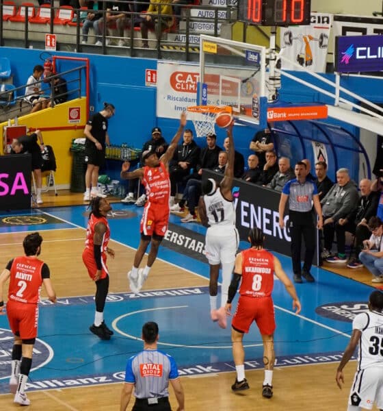 Mekowulu a canestro contro Varese