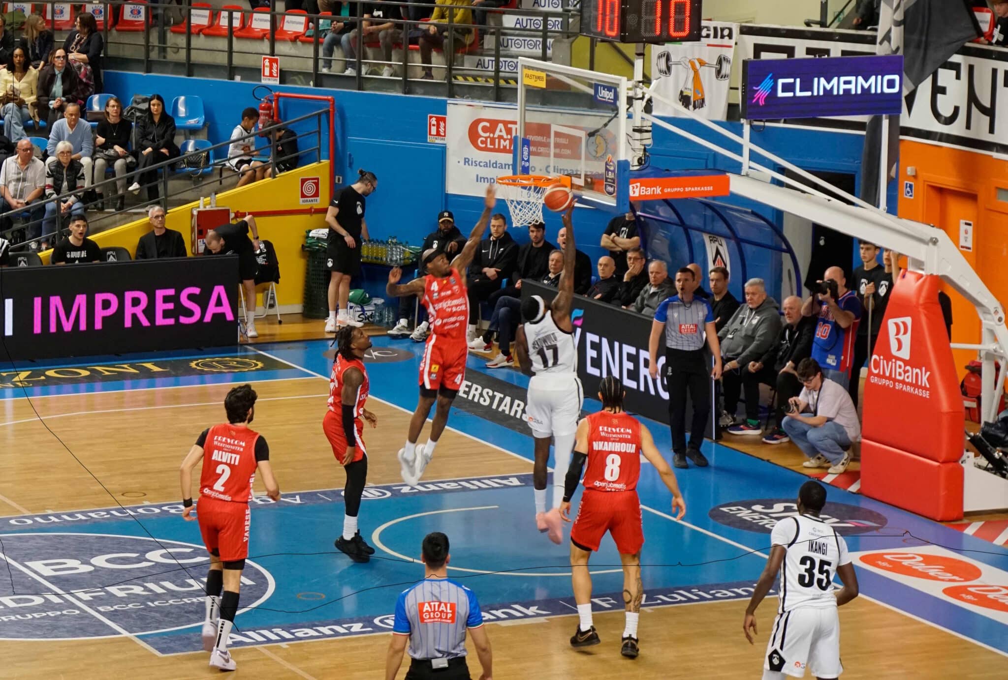 Mekowulu a canestro contro Varese