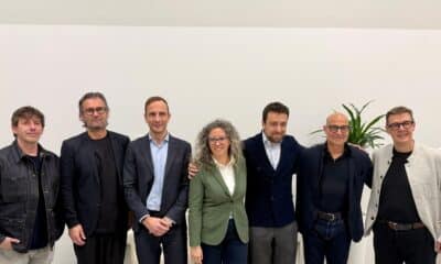 Il governatore Fedriga (terzo da sinistra) assieme (da sinistra) agli chef Cesare Battisti (primo da sinistra) e Carlo Cracco al vicesindaco di Trieste Serena Tonel, al direttore dell'Associazione Ambasciatori del gusto Gianluca De Cristofaro, all'attore e regista Stanley Tucci (a sinistra), e al presidente dell'Associazione ambasciatori del gusto Alessandro Gilmozzi.