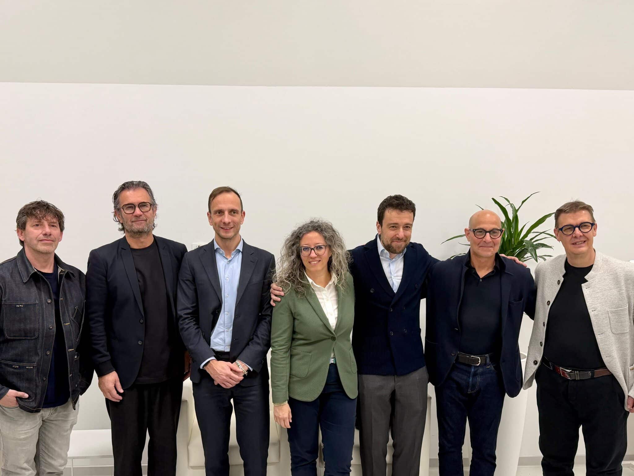 Il governatore Fedriga (terzo da sinistra) assieme (da sinistra) agli chef Cesare Battisti (primo da sinistra) e Carlo Cracco al vicesindaco di Trieste Serena Tonel, al direttore dell'Associazione Ambasciatori del gusto Gianluca De Cristofaro, all'attore e regista Stanley Tucci (a sinistra), e al presidente dell'Associazione ambasciatori del gusto Alessandro Gilmozzi.