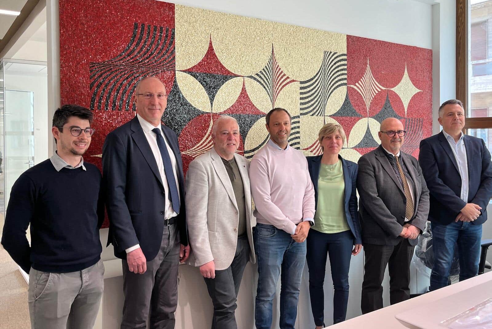 Foto di gruppo durante il sopralluogo alla nuova sede di Insiel a Udine