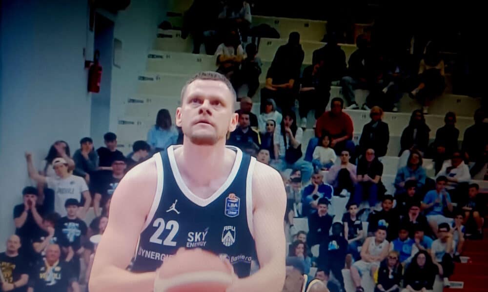 Bendzius al tiro libero contro Cremona