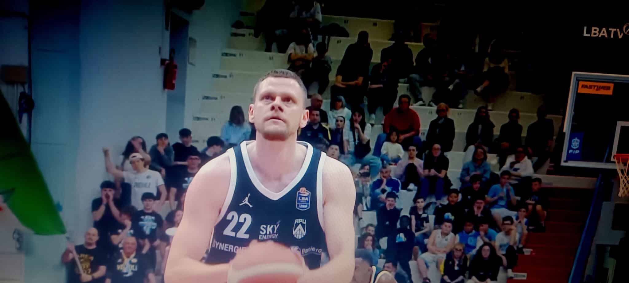 Bendzius al tiro libero contro Cremona