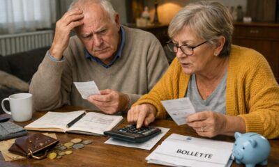 Coppia di pensionati che fa i conti