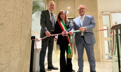 Il taglio del nastro all'inaugurazione della nuova sede di Insiel