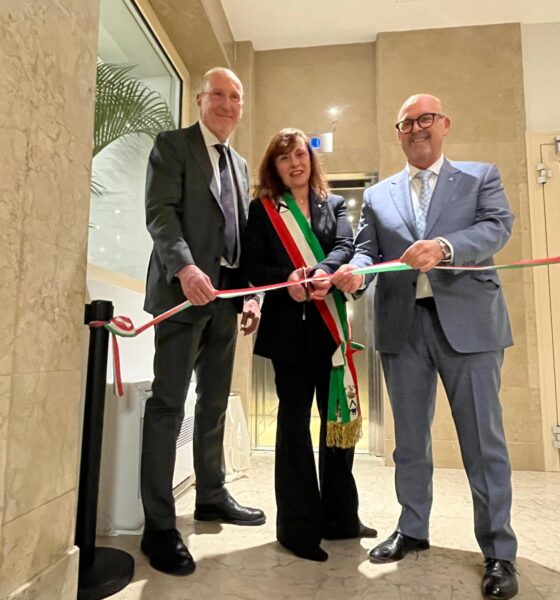 Il taglio del nastro all'inaugurazione della nuova sede di Insiel