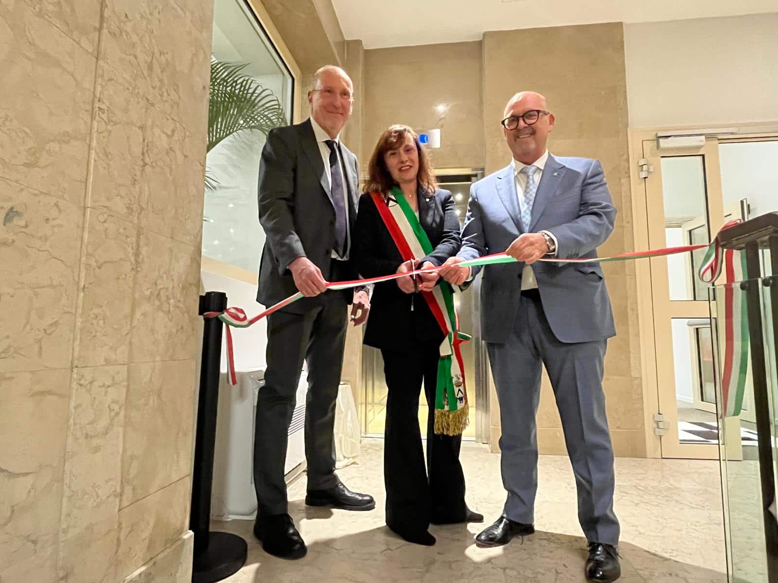 Il taglio del nastro all'inaugurazione della nuova sede di Insiel