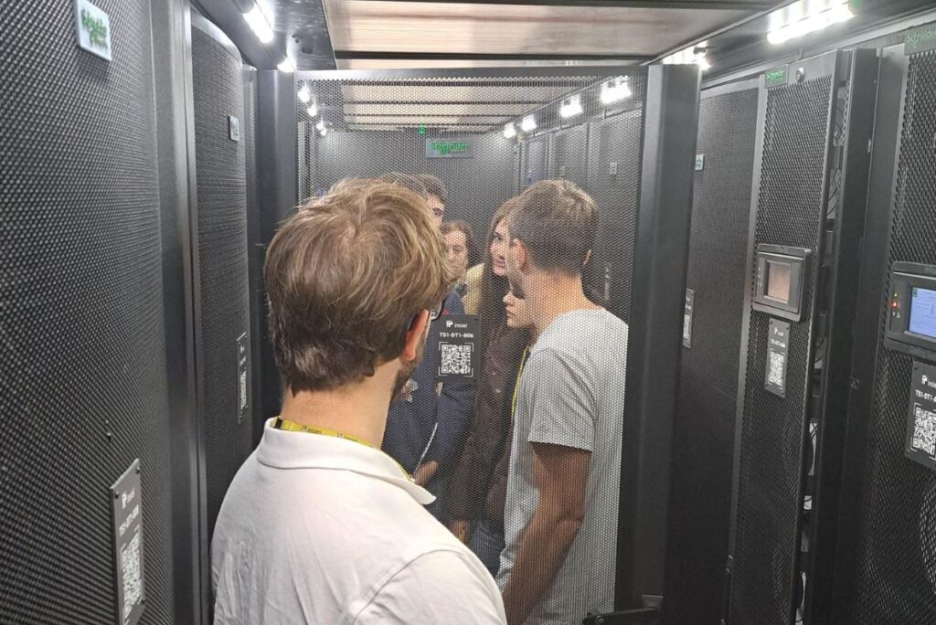 Gli studenti in visita al Data center di Insiel