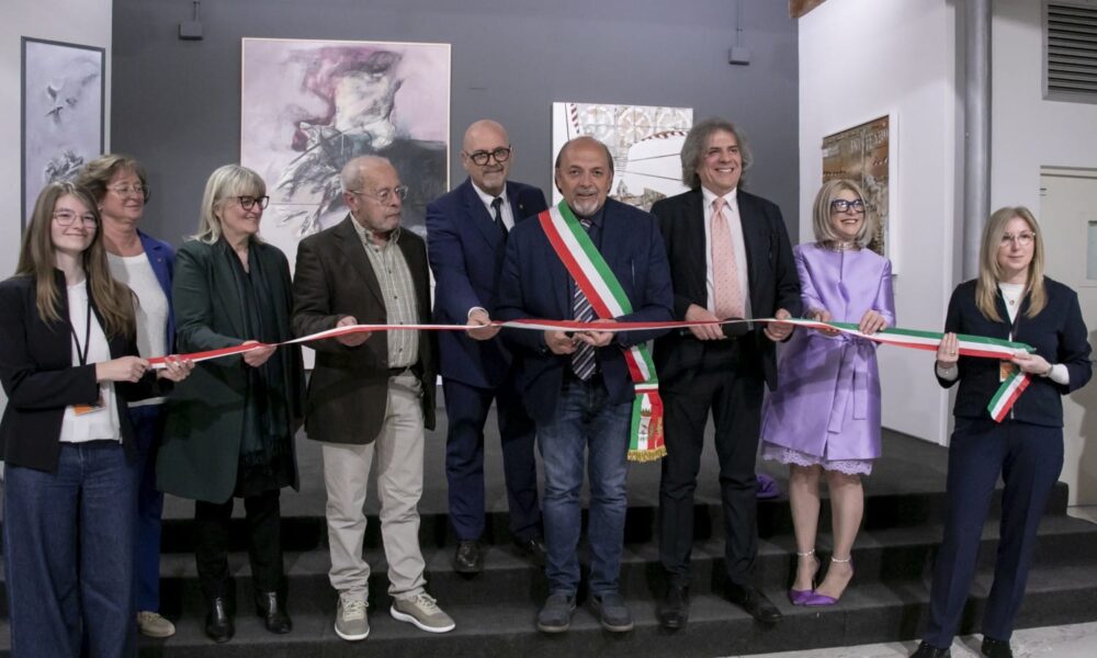 Si è inaugurata ieri, venerdì 24 aprile, presso la Galleria Comunale d’Arte Contemporanea di Monfalcone, la mostra “Contaminazioni della Storia”, a cura di Giancarlo Bonomo, che mette in dialogo le opere di Sandra Zeugna e Fulvio Dot con i maestri del secondo Novecento (© Katia Bonaventura)