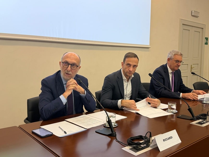 Il governatore Massimiliano Fedriga tra l'assessore Riccardo Riccardi (a sinistra) e il prof. Roberto Di Lenarda (a destra)