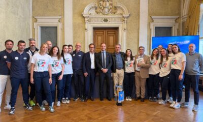 Il governatore del Friuli Venezia Giulia Massimiliano Fedriga insieme ad atlete, staff e dirigenti del Blu Team di Pavia di Udine