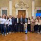 Il governatore del Friuli Venezia Giulia Massimiliano Fedriga insieme ad atlete, staff e dirigenti del Blu Team di Pavia di Udine