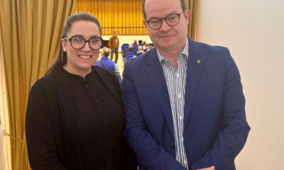 Il vicegovernatore Mario Anzil assiema alla presidente del gruppo teatrale Drin e Delaide Elisa Zatti