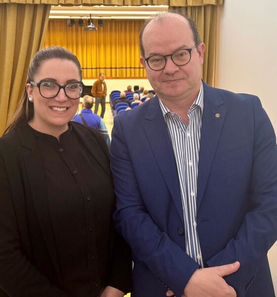 Il vicegovernatore Mario Anzil assiema alla presidente del gruppo teatrale Drin e Delaide Elisa Zatti