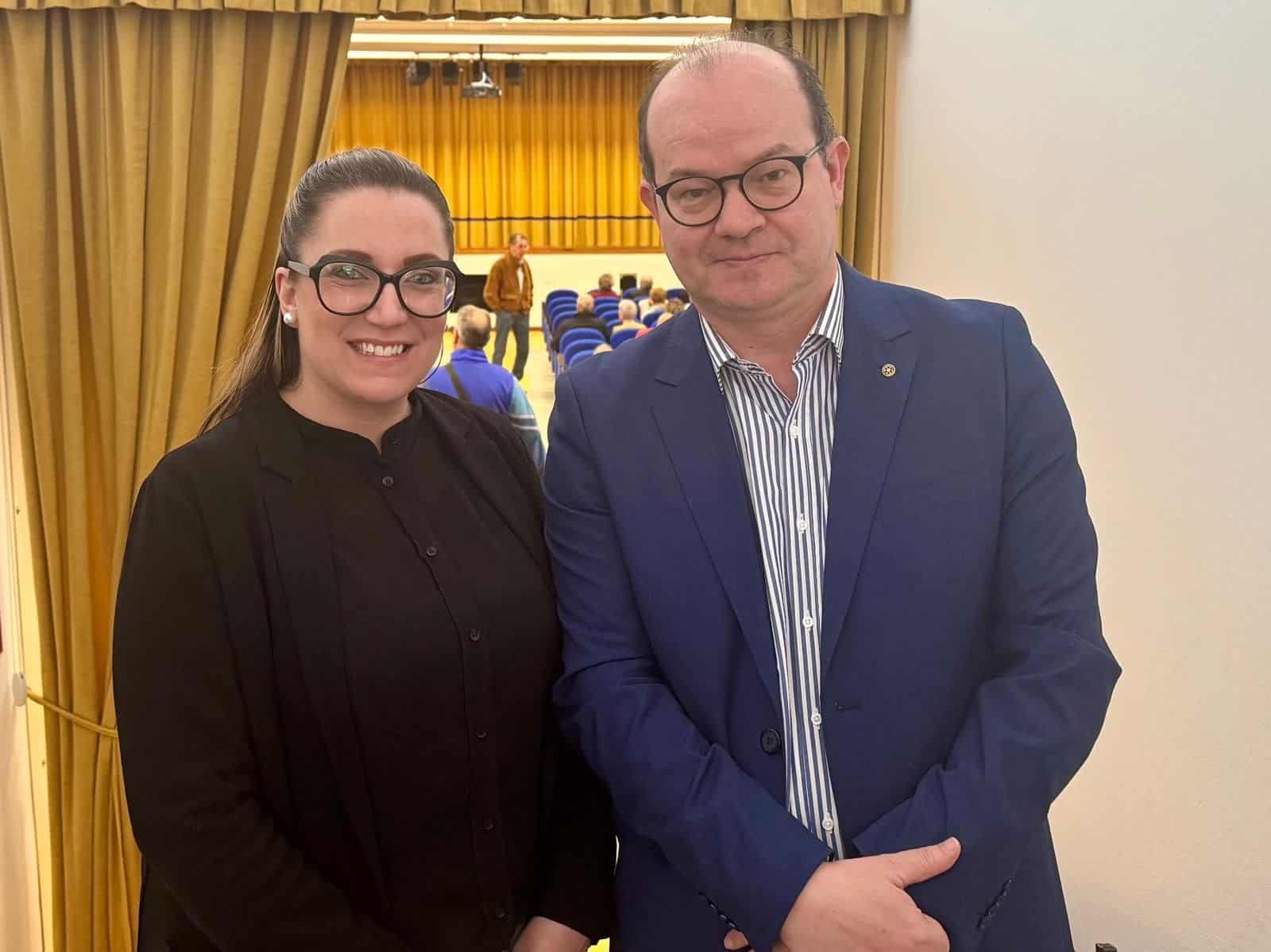 Il vicegovernatore Mario Anzil assiema alla presidente del gruppo teatrale Drin e Delaide Elisa Zatti