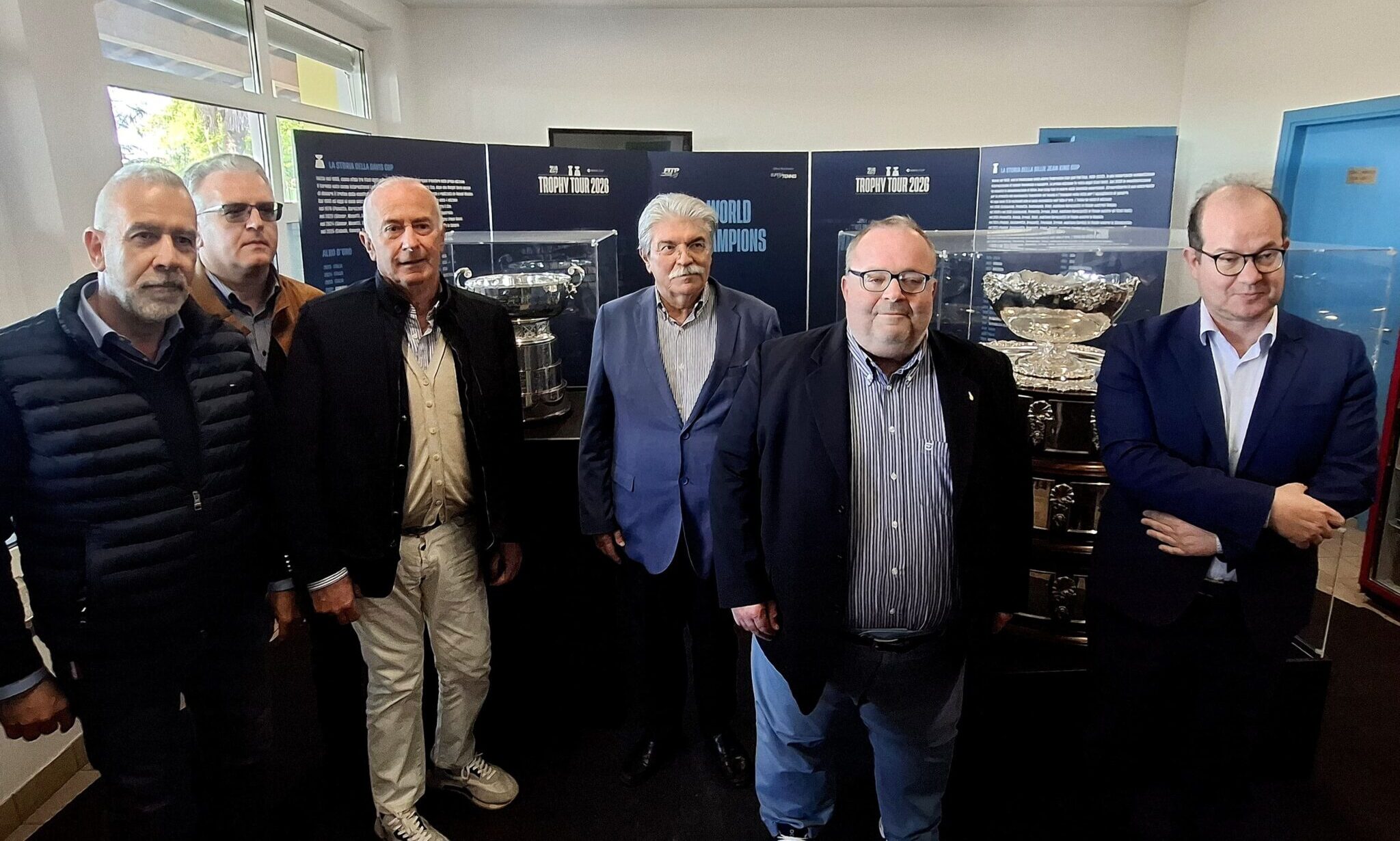 Il vicegovernatore della Regione Mario Anzil insieme ai trofei esporti al Tc di Martignacco - Trophy Tour 2026