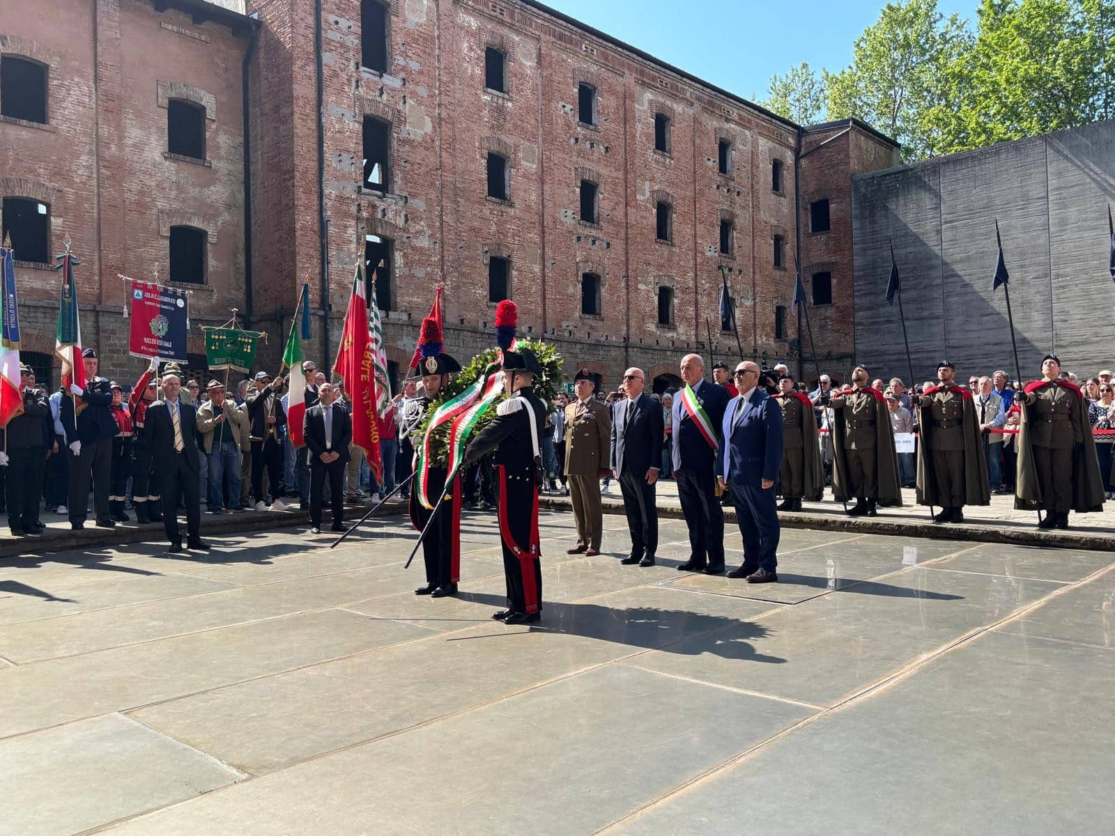 La cerimonia, che si è svolta di fronte a circa 1500 persone nell'unico lager nazista con forno crematorio in territorio italiano - Festa della liberazione