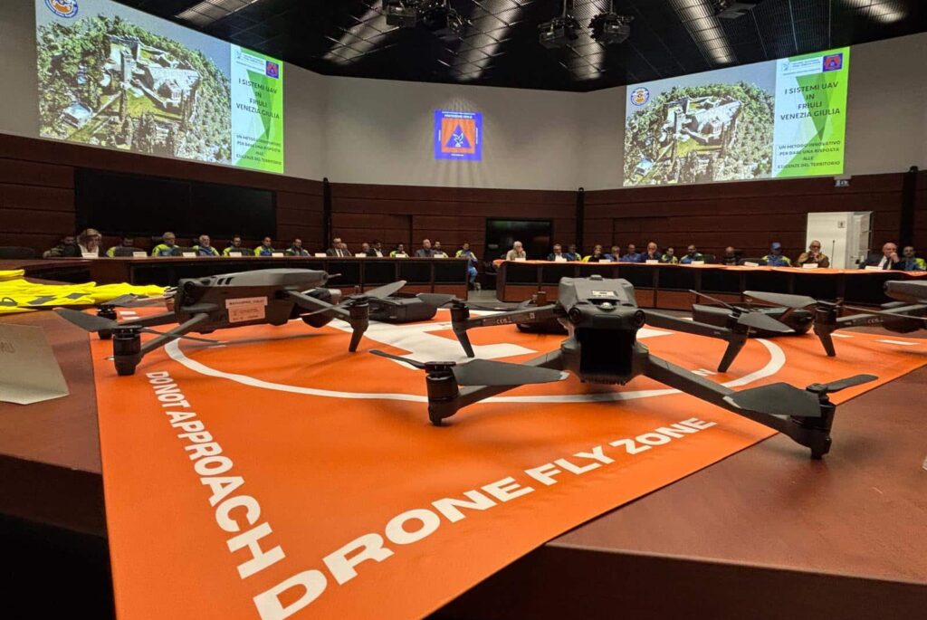 La consegna degli attestati ai volontari piloti UAS Unmanned Aircraft System - Sistema di aeromobile senza pilota, svoltasi nella sede di Palmanova
