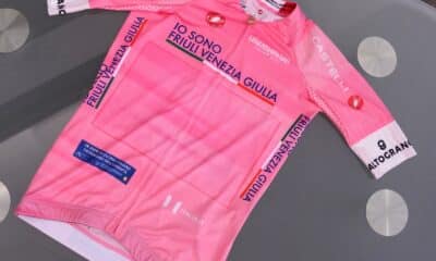 La maglia rosa del giro d'Italia 2026 con il marchio "Io sono Friuli Venezia Giulia"