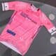 La maglia rosa del giro d'Italia 2026 con il marchio "Io sono Friuli Venezia Giulia"