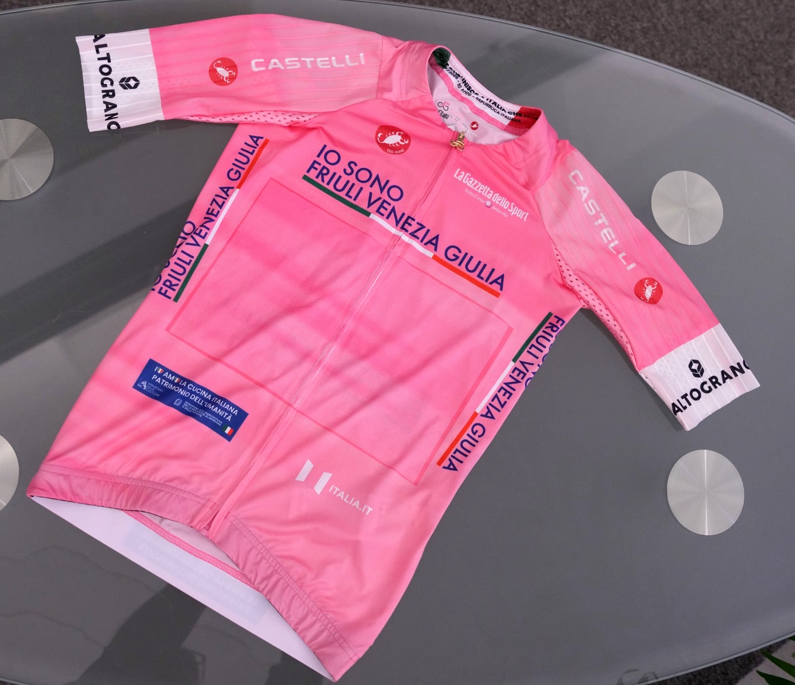 La maglia rosa del giro d'Italia 2026 con il marchio "Io sono Friuli Venezia Giulia"