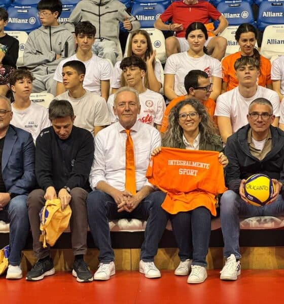 L'assessore Roberti, primo da destra in prima fila, insieme alle autorità presenti e agli organizzatori di Integralmente Sport.