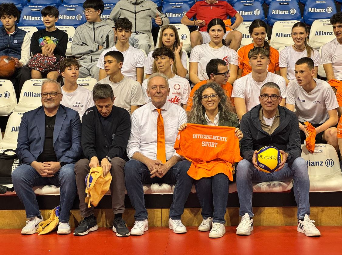 L'assessore Roberti, primo da destra in prima fila, insieme alle autorità presenti e agli organizzatori di Integralmente Sport.