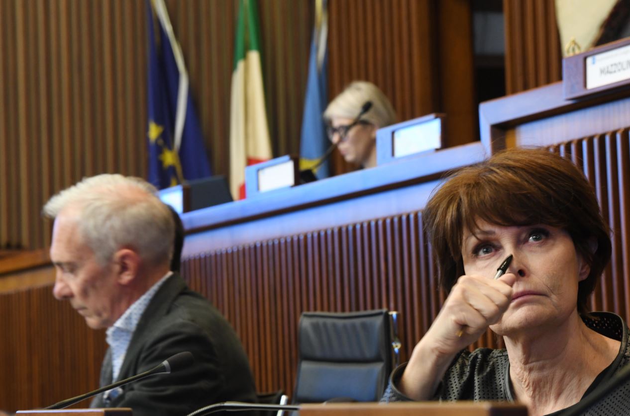 L'assessore al Lavoro, formazione, istruzione, ricerca, università e famiglia Alessia Rosolen in Consiglio regionale per la presentazione della pubblicazione dell'Osservatorio giovani