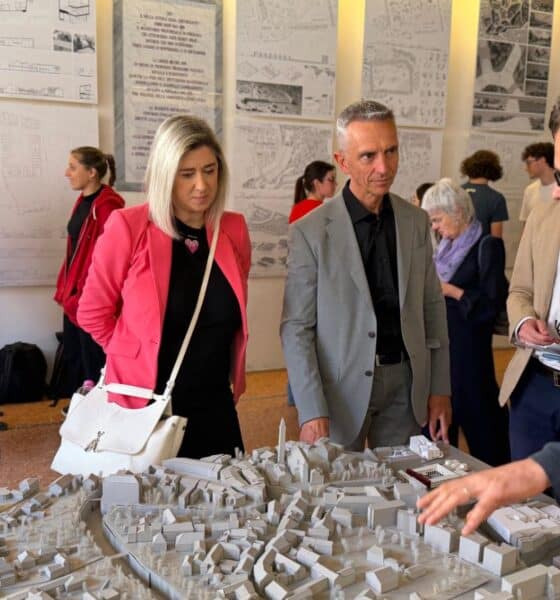 L'assessore alle Infrastrutture e territorio Cristina Amirante durante la visita alla mostra "Nuove polarità urbane" del Dipartimento di Architettura dell'Università di Ferrara.