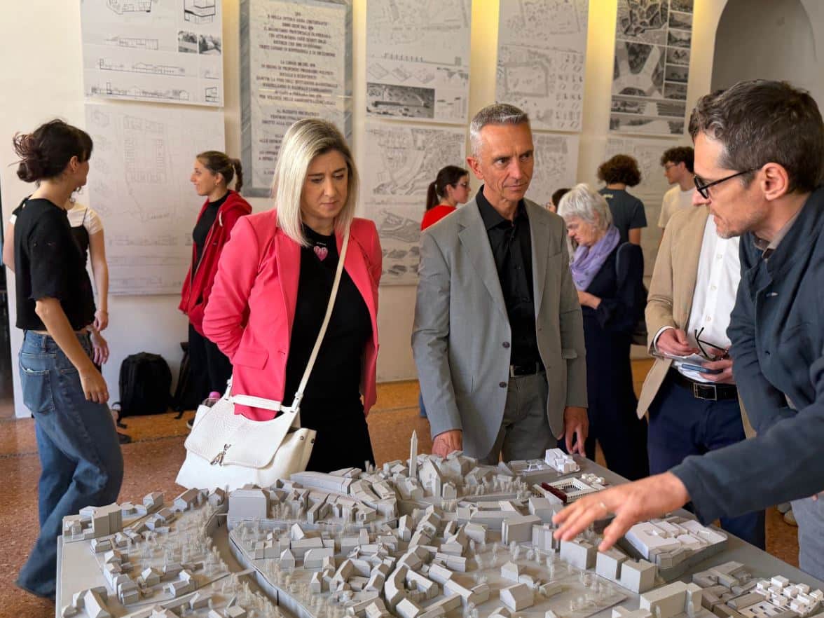L'assessore alle Infrastrutture e territorio Cristina Amirante durante la visita alla mostra "Nuove polarità urbane" del Dipartimento di Architettura dell'Università di Ferrara.