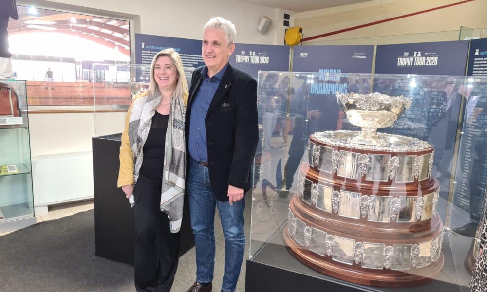 L'assessore regionale Cristina Amirante con il sindaco di Cordenons, Andrea Delle Vedove, davanti agli iconici trofei esposti all'Eurosporting - Trophy Tour 2026