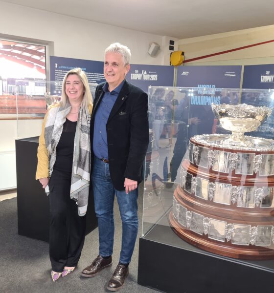 L'assessore regionale Cristina Amirante con il sindaco di Cordenons, Andrea Delle Vedove, davanti agli iconici trofei esposti all'Eurosporting - Trophy Tour 2026