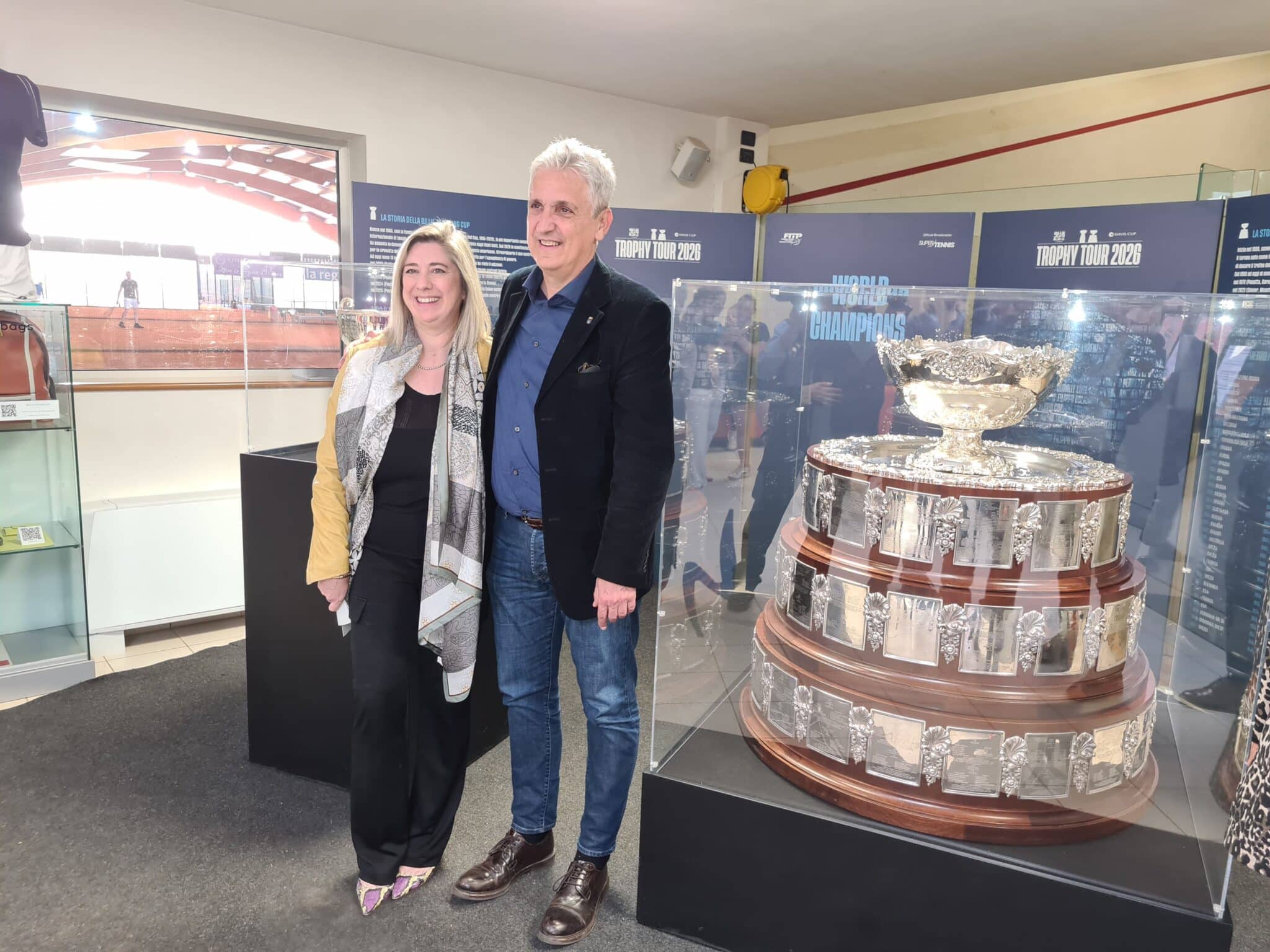 L'assessore regionale Cristina Amirante con il sindaco di Cordenons, Andrea Delle Vedove, davanti agli iconici trofei esposti all'Eurosporting - Trophy Tour 2026