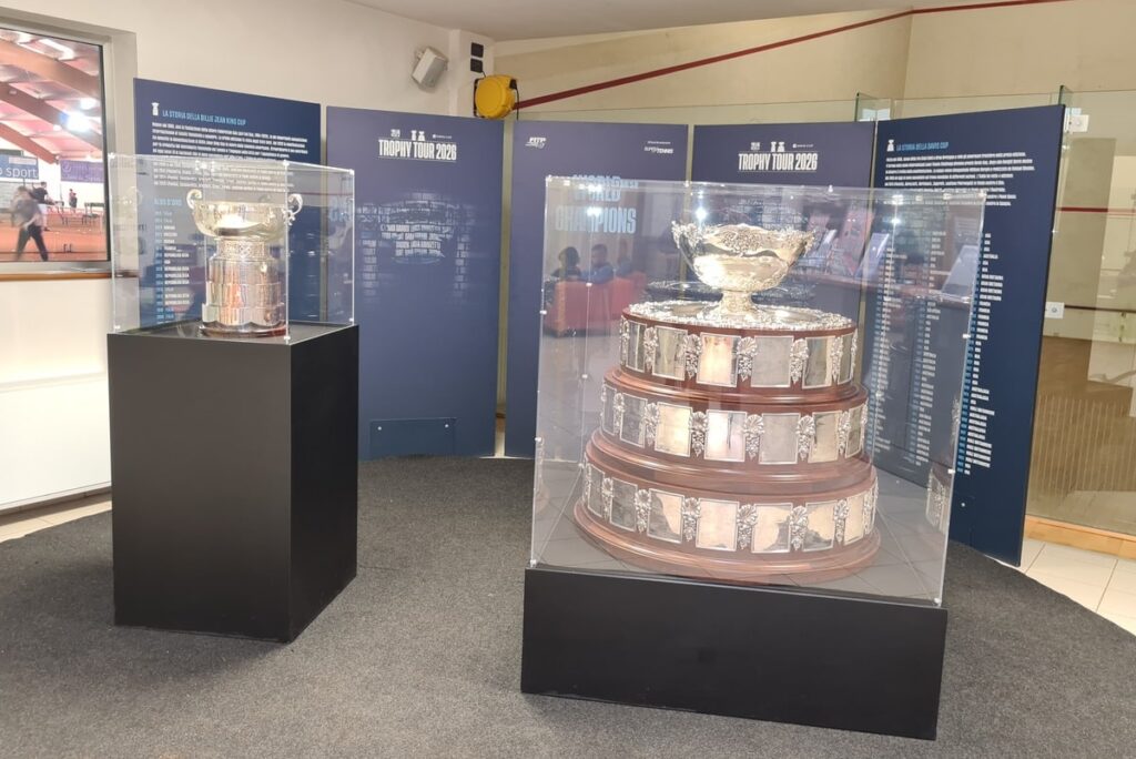 Le due storiche coppe. A destra la Davis del 1900, a sinistra la Billie Jean King Cup