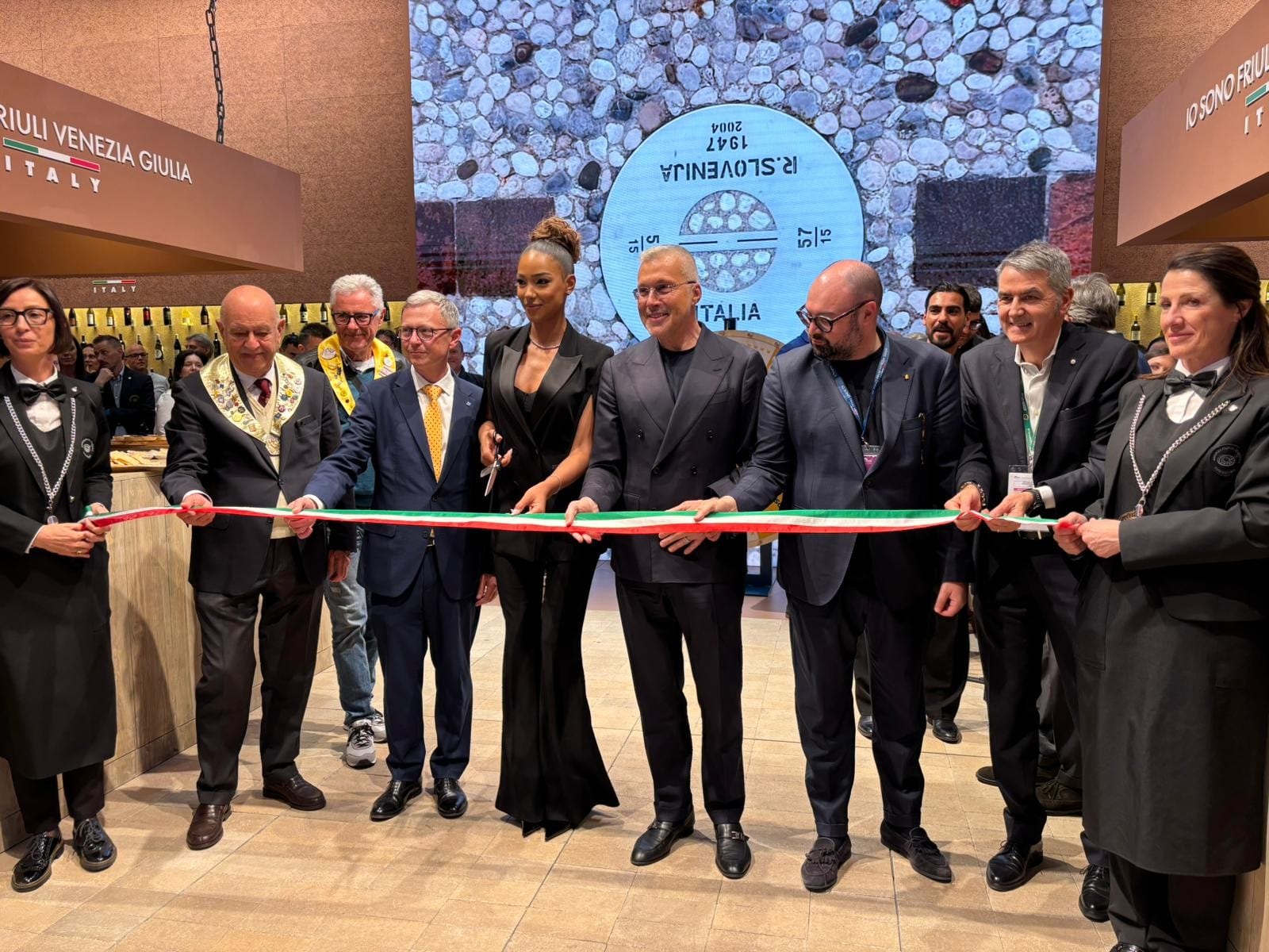 L'inaugurazione dello stand Fvg a Vinitaly alla presenza degli assessori alle Attività Produttive Sergio Emidio Bini e alle Risorse agroalimentari Stefano Zannier con la testimonial Samira Lui