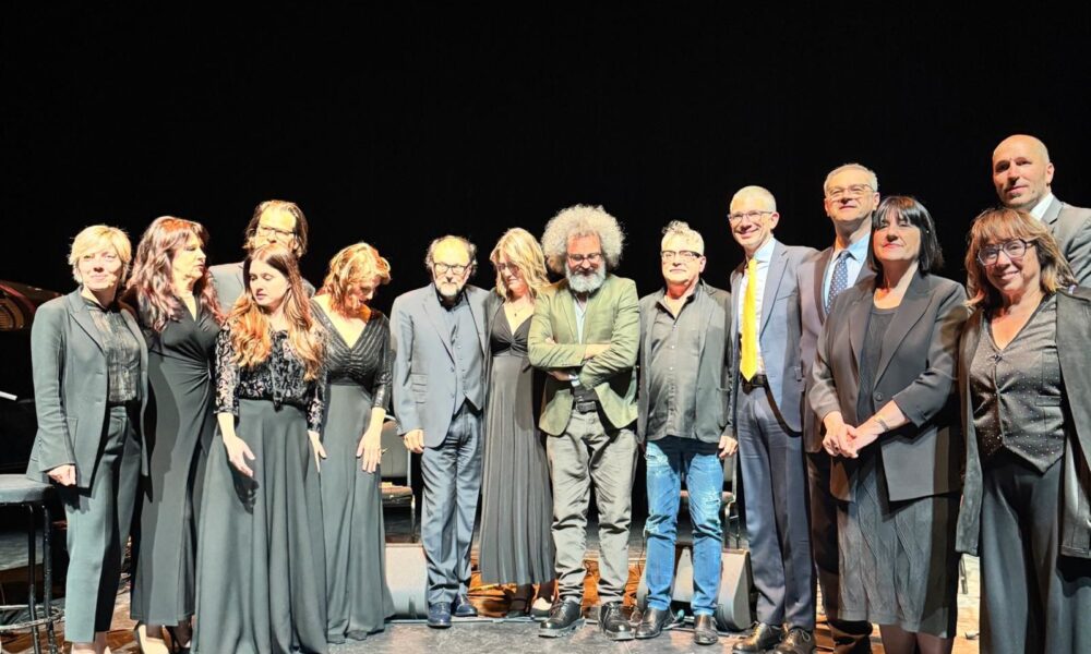 Tutta la compagnia con Simone Cristicchi e gli assessori Barbara Zilli e Pierpaolo Roberti