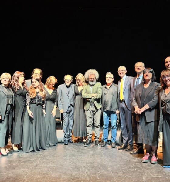 Tutta la compagnia con Simone Cristicchi e gli assessori Barbara Zilli e Pierpaolo Roberti