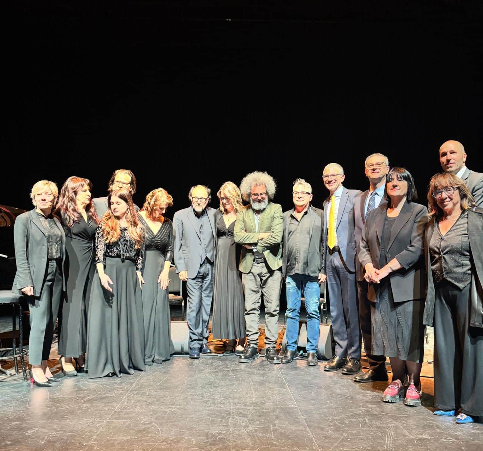 Tutta la compagnia con Simone Cristicchi e gli assessori Barbara Zilli e Pierpaolo Roberti