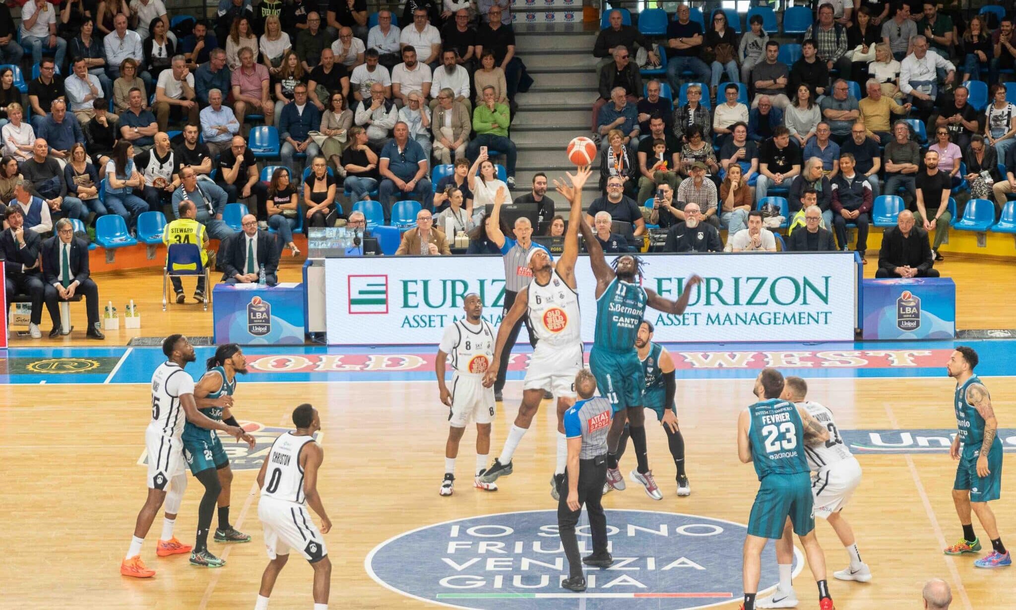 La palla a due ad inizio match