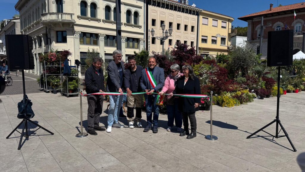 Il taglio del nastro per l'inaugurazione dell'evento
