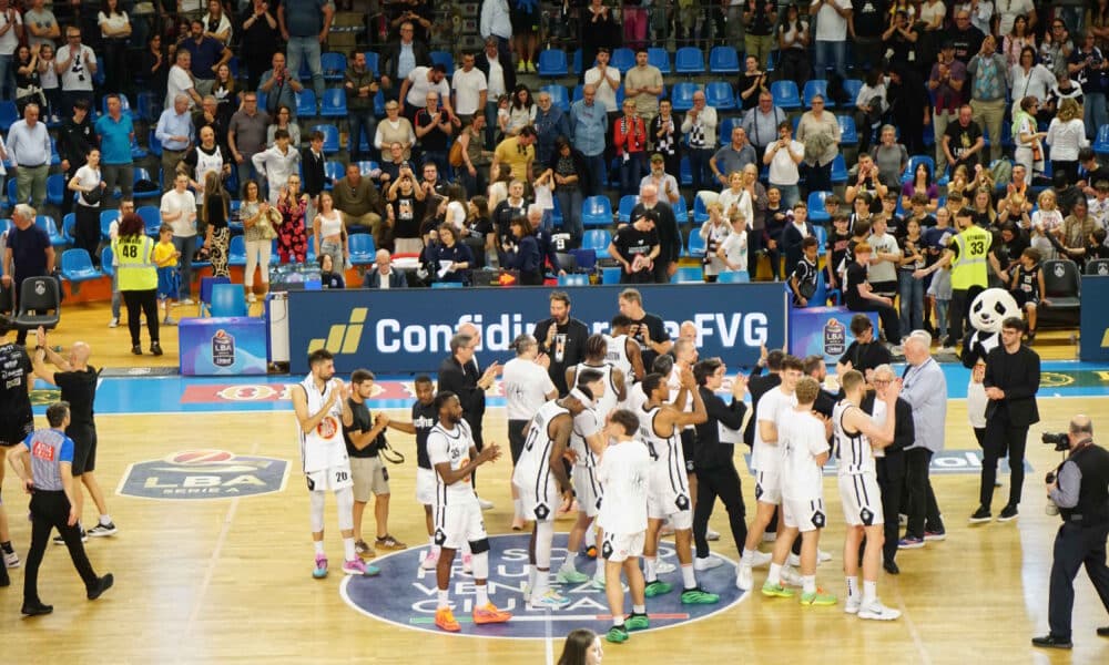 I bianconeri al centro del parquet salutano il pubblico a fine match