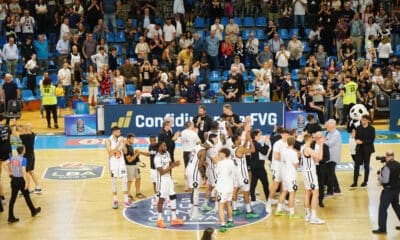 I bianconeri al centro del parquet salutano il pubblico a fine match