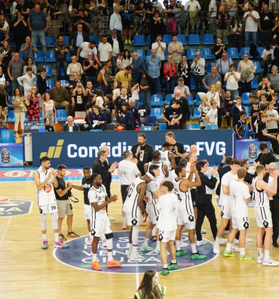 I bianconeri al centro del parquet salutano il pubblico a fine match