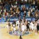 I bianconeri al centro del parquet salutano il pubblico a fine match