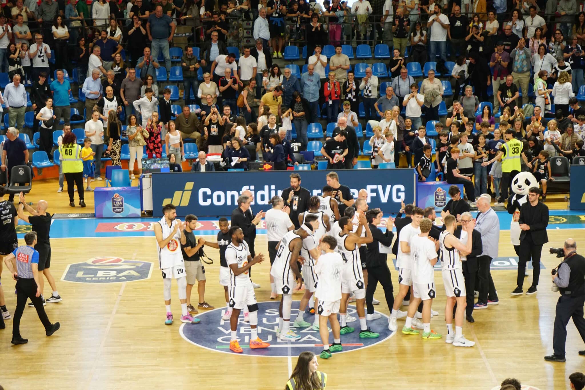 I bianconeri al centro del parquet salutano il pubblico a fine match